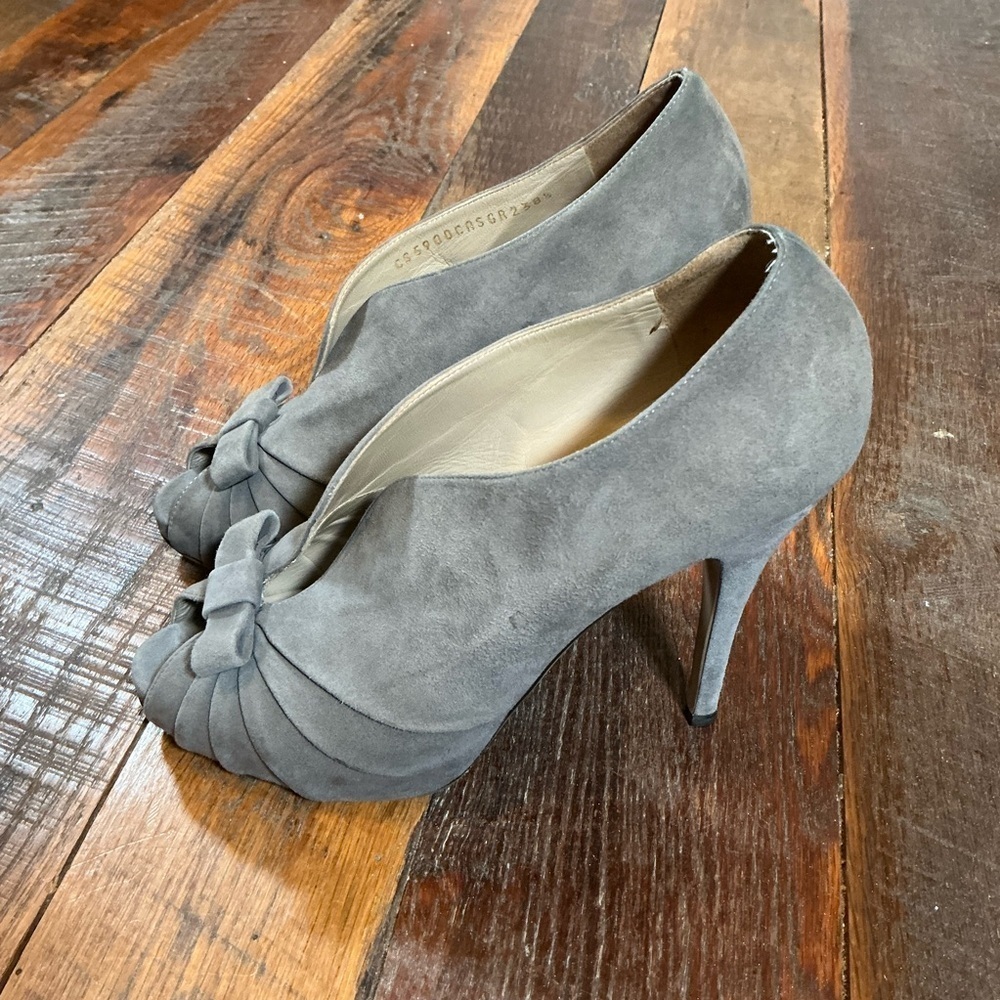 Valentino Garavani Gray Suede Bow Peep-Toe Heels (38½) — Rare